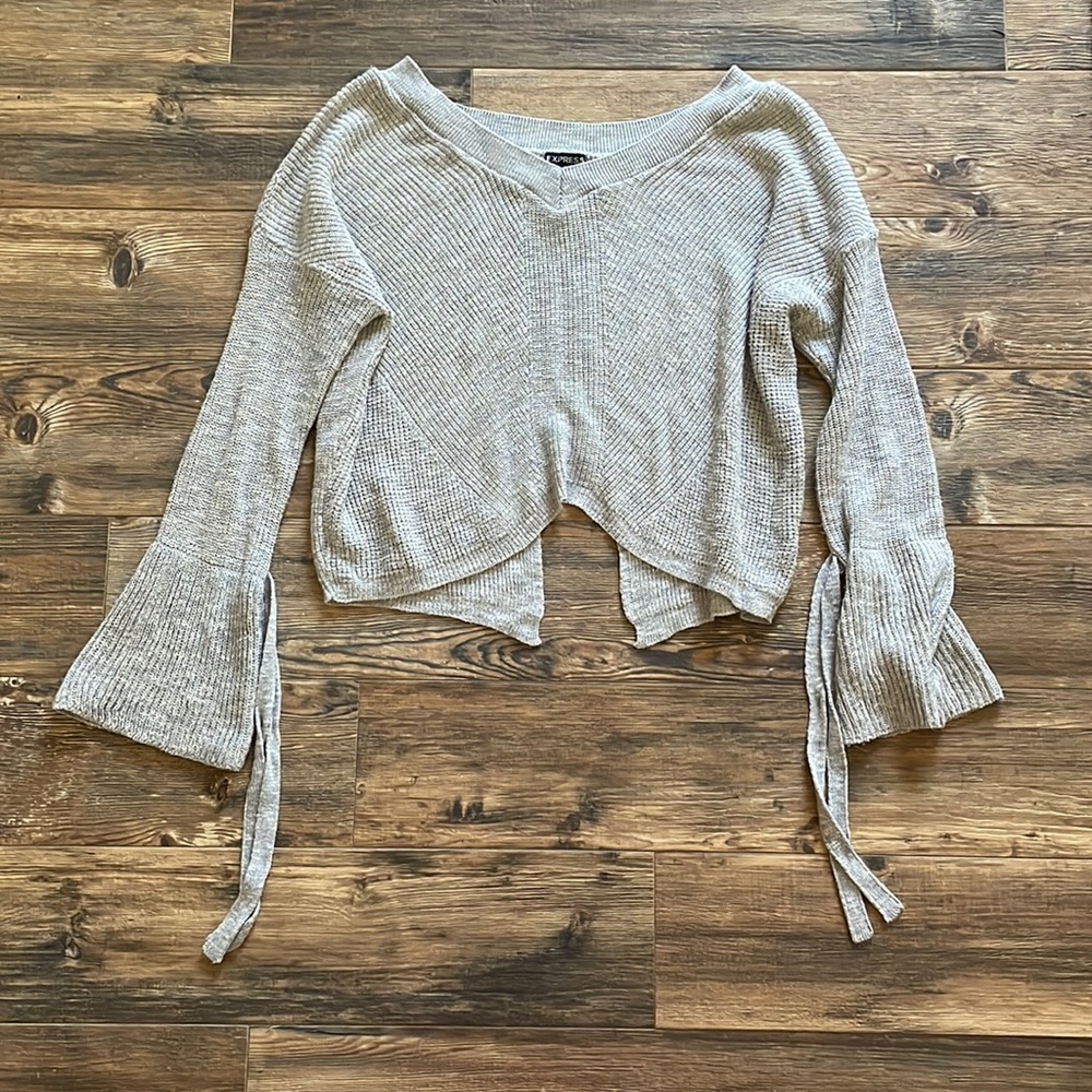 Express gray flowy open back v neck bell sleeve sweater size large